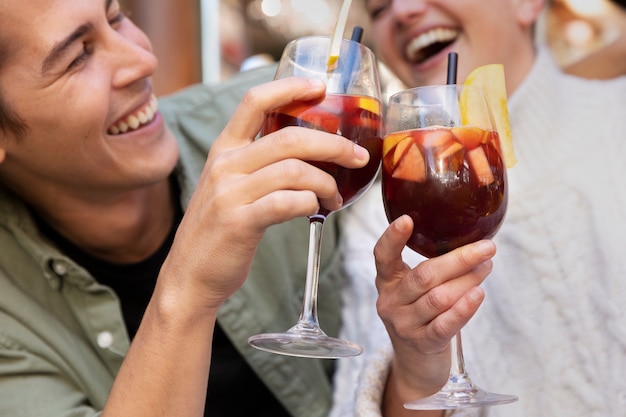 Amis souriants vue de face avec sangria