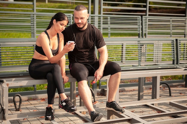 Photo gratuite amis sportifs au repos après l'entraînement