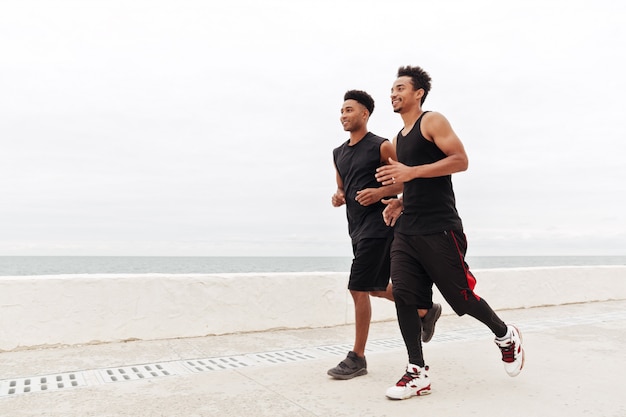 Amis de sports africains hommes courir à l'extérieur