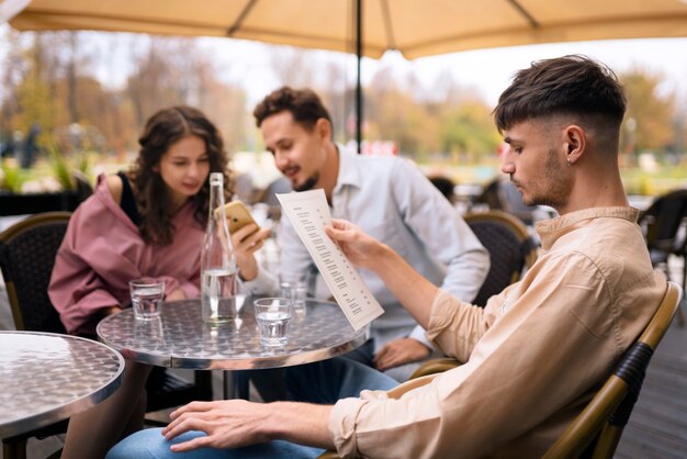 Amis de taille moyenne au restaurant