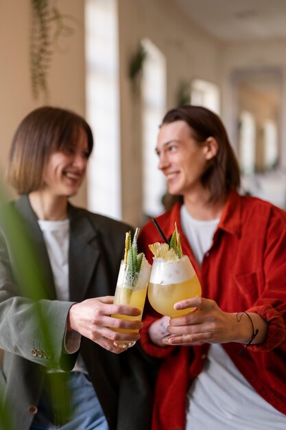 Amis de taille moyenne avec de délicieux cocktails