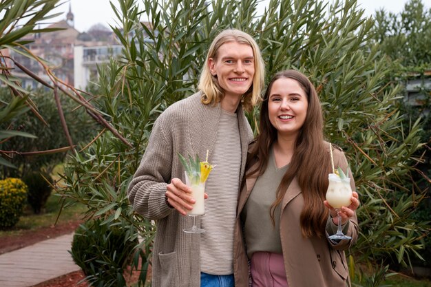 Amis de taille moyenne avec de délicieux cocktails