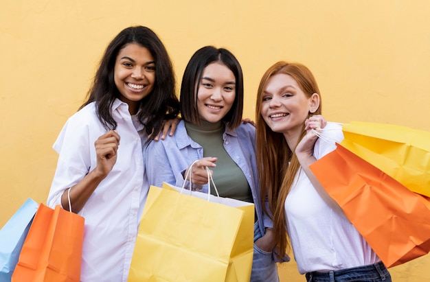 Photo gratuite amis tenant des sacs à provisions