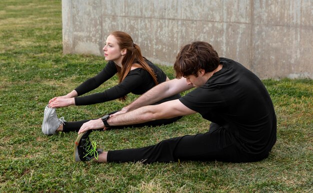 Amis en tenue de sport exerçant à l'extérieur