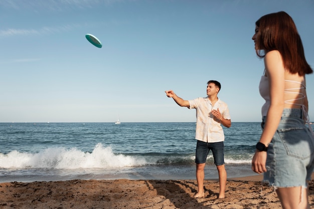 Photo gratuite amis de tir moyen avec frisbee