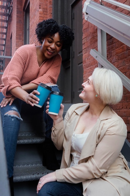 Photo gratuite amis de tir moyen avec des tasses à café