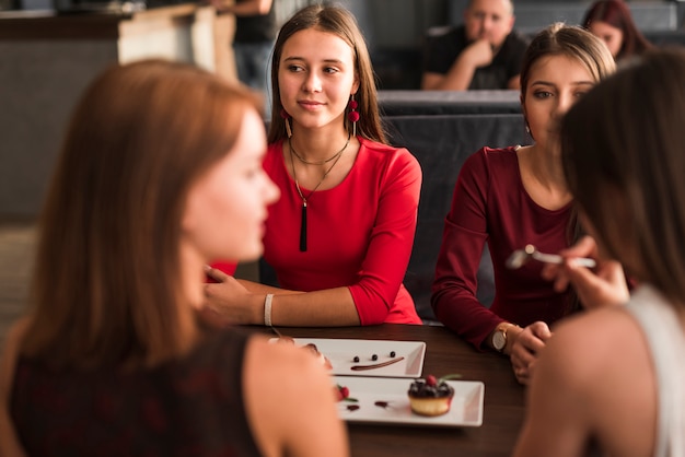 Photo gratuite amis en train de dîner au restaurant