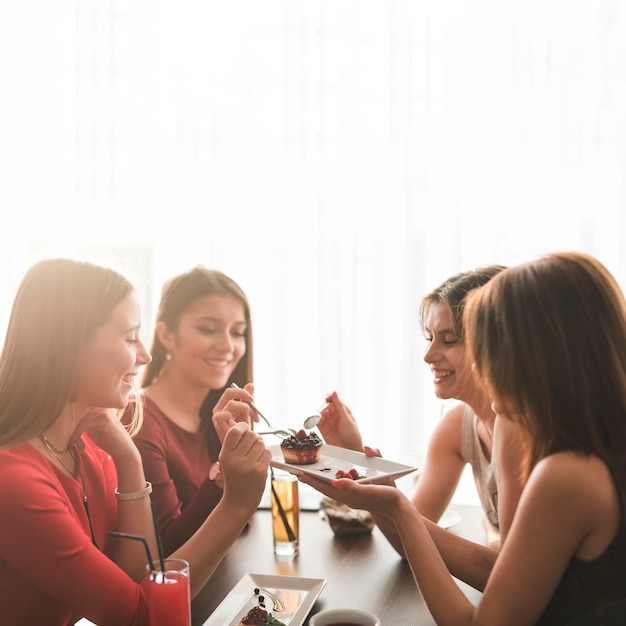 Amis en train de dîner au restaurant