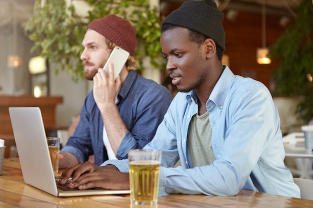 Amis Travaillant Ensemble Dans Un Pub