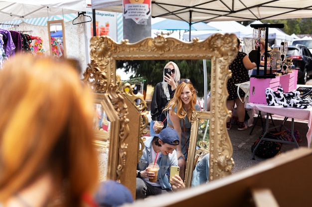 Amis de vue de côté prenant le selfie dans le miroir