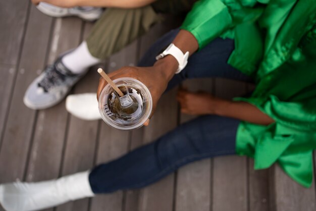 Amis vue de dessus avec café glacé