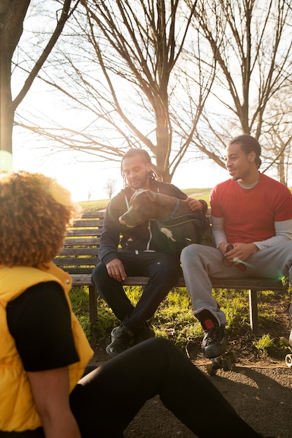 Photo gratuite amis vue de face assis sur un banc