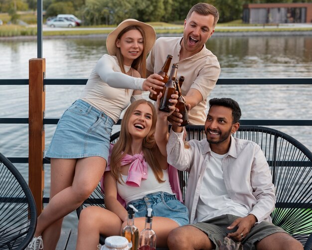 Amis vue de face avec un délicieux kombucha à l'extérieur