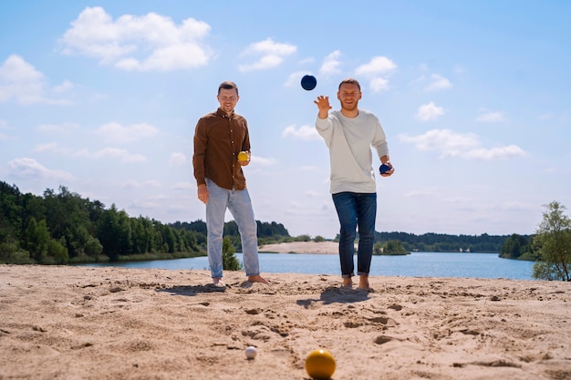 Amis vue de face jouant à la plage