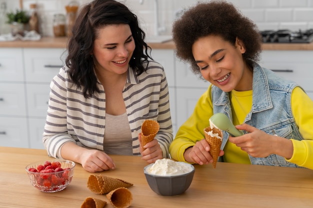 Amis vue de face mangeant une glace savoureuse