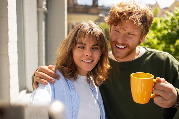 Photo gratuite amis vue de face prenant selfie à l'extérieur