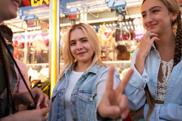 Amis de vue latérale faisant des gestes de la main