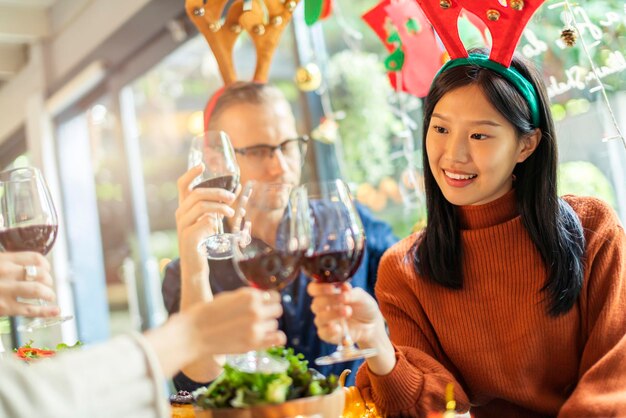 Amitié dîner entre amis caucasiens et asiatiques et conversation décontractée avec bonheur et joie