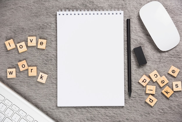 Amour blocs de bureau de travail avec des fournitures de bureau sur fond gris