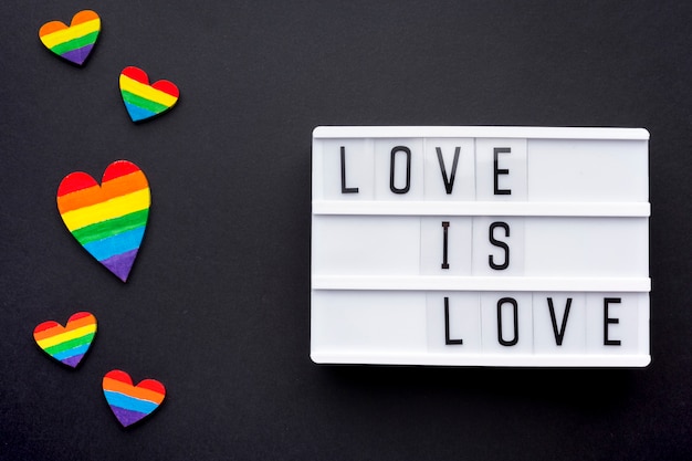 L Amour Est Une Citation De Fierte D Amour Avec Des Coeurs Arc En Ciel Photo Gratuite L Amour Est Une Citation De Fierte D Amour Avec Des Coeurs Arc En Ciel Photo Gratuite