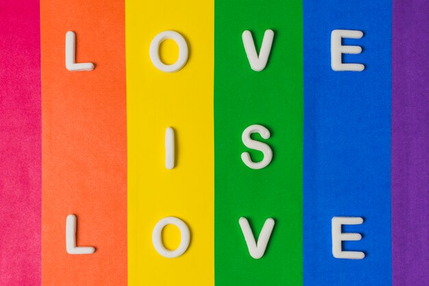 L&#39;amour est mots d&#39;amour et drapeau LGBT
