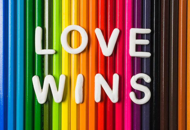 L'amour Gagne Les Mots Et Le Drapeau Lgbt Des Crayons