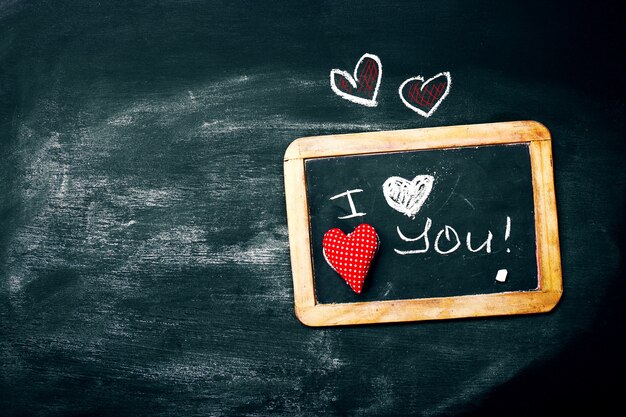 L&#39;amour ou le jour Concept Saint-Valentin avec Chalkboard et coeurs sur un