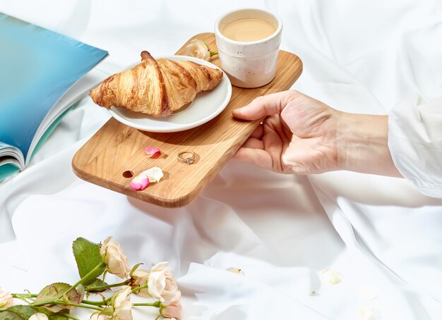 L'amour lconcept sur table avec petit-déjeuner