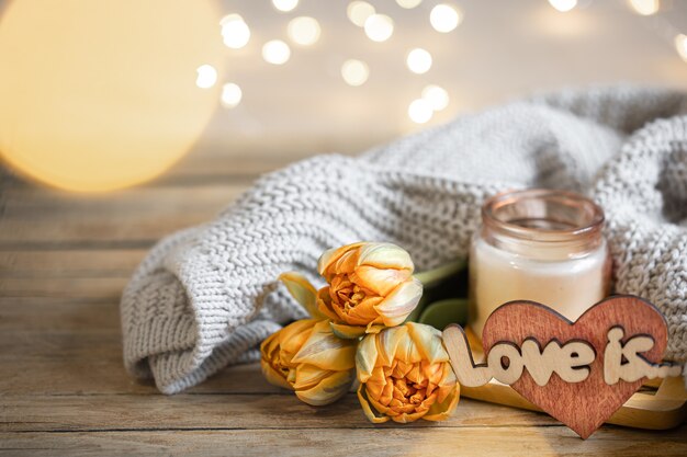 L'amour de la nature morte romantique à la maison est pour la Saint-Valentin avec des fleurs et des éléments de décoration sur un arrière-plan flou avec bokeh.