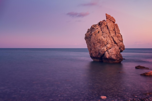 Amour plage. rocher d'aphrodite - lieu de naissance d'aphrodite près de la ville de paphos. île de chypre au coucher du soleil