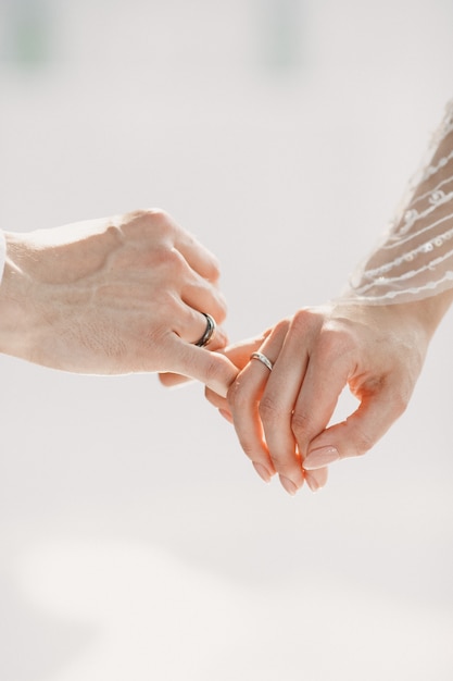 Amour et tendresse entre les mains croisées du couple