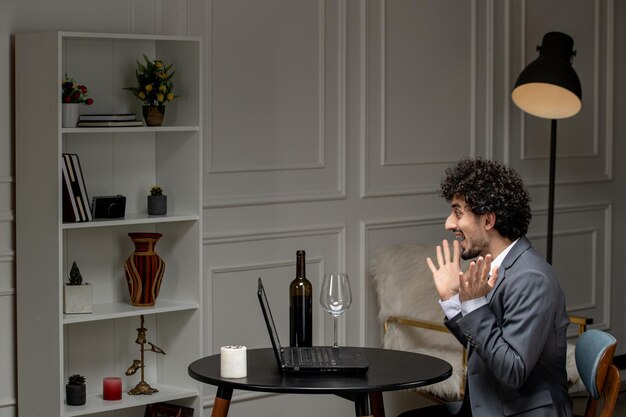 Amour virtuel beau mec mignon en costume avec du vin à une date d'ordinateur à distance excité en agitant les mains