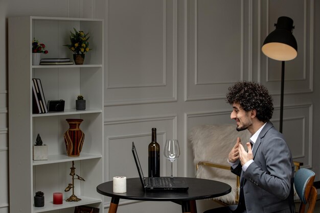 Amour virtuel beau mec mignon en costume avec du vin sur une date d'ordinateur à distance pointant vers lui-même