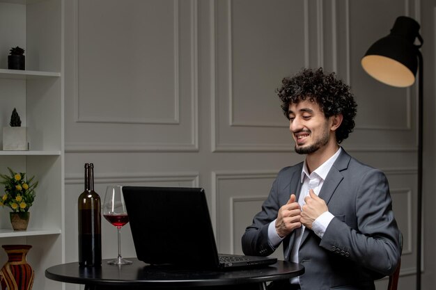 Amour virtuel beau mec mignon en costume avec du vin sur une date d'ordinateur à distance souriant confiant