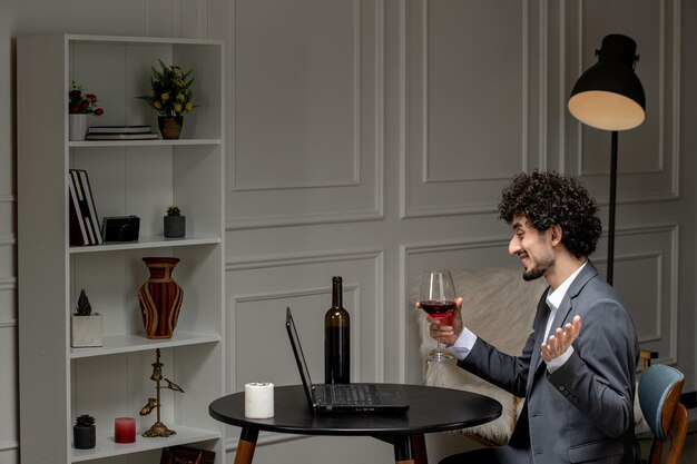 Amour virtuel beau mec mignon en costume avec du vin sur une date d'ordinateur à distance tenant un verre de vin