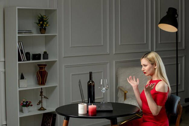 Amour virtuel jolie fille en robe rouge à distance avec du vin et des bougies confondues