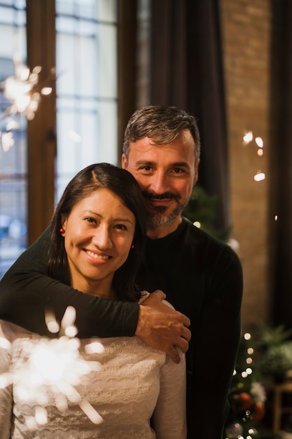 Photo gratuite amoureux couple de personnes âgées embrassant avec feu scintille