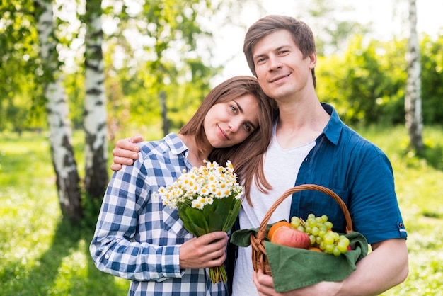 Amoureux, étreindre, dans parc