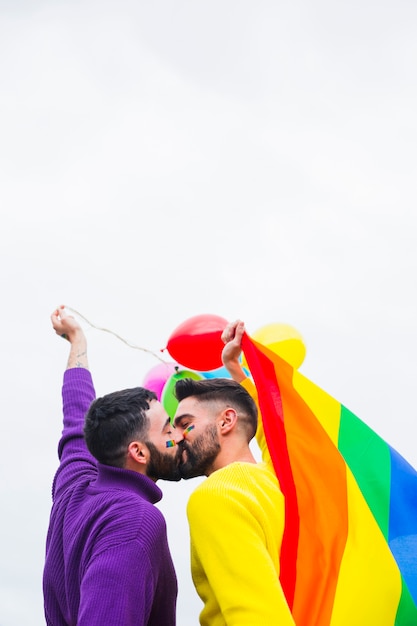 Amoureux gays s&#39;embrassant lors du défilé de la fierté LGBT