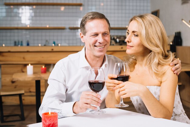 Amoureux profitant d'un dîner romantique