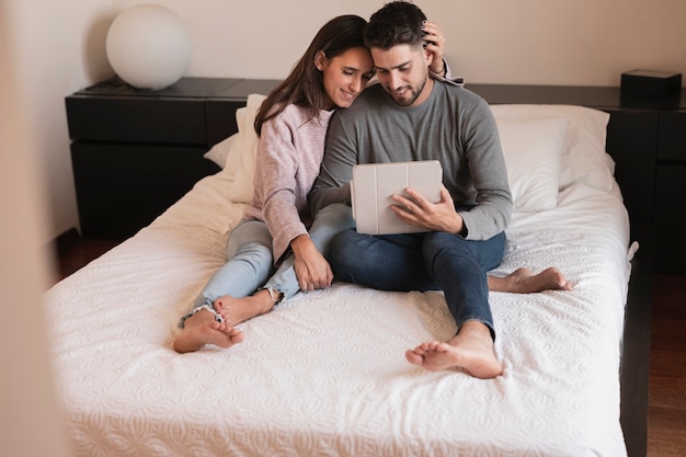 Amoureux regardant tablette plein coup