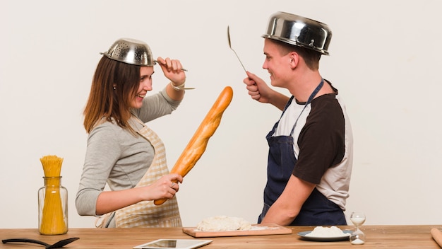 Photo gratuite amoureux s'amuser pendant la cuisson dans la cuisine