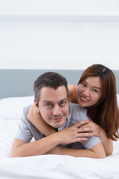 Amoureux souriants qui apprécient la lune de miel dans l&#39;hôtel