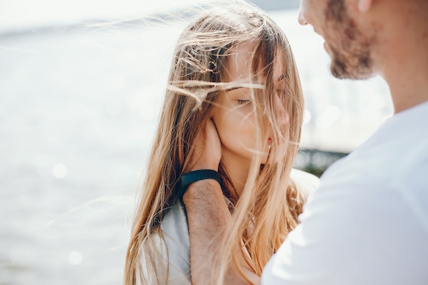 Photo gratuite les amoureux tendres et joyeux s'amusent au bord du lac