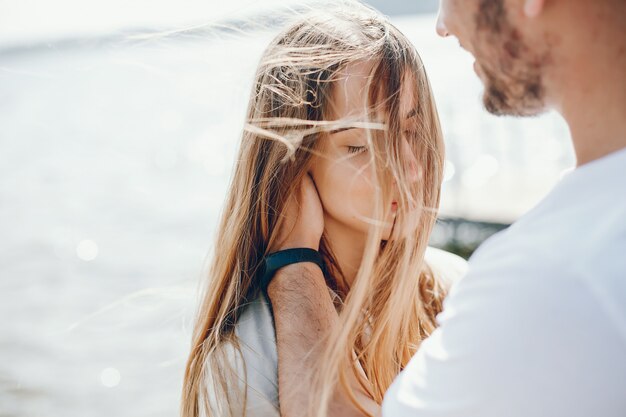 les amoureux tendres et joyeux s&#39;amusent au bord du lac