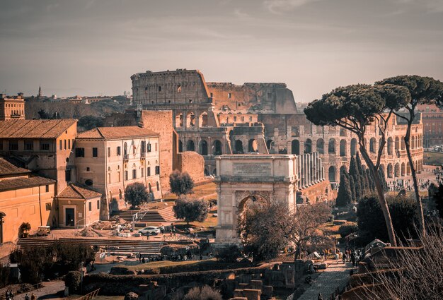 Amphithéâtre du Colisée à Rome, Italie sous le ciel gris