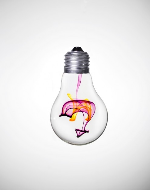 Photo gratuit ampoule avec des couleurs flottant à l&#39;intérieur