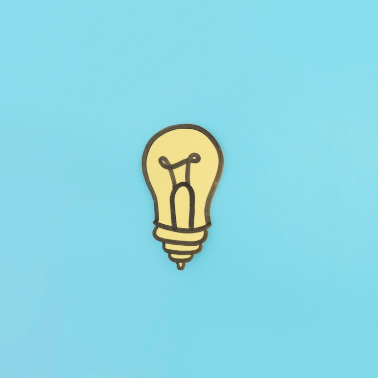 Photo gratuit ampoule dessiné main jaune sur fond bleu