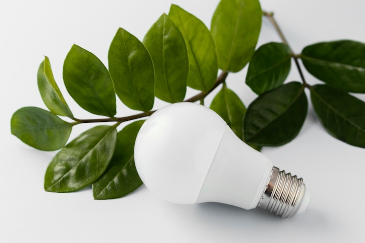 Photo gratuit ampoule à économie d'énergie sur le bureau