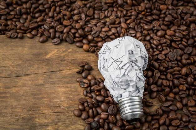 Ampoule en feuille d&#39;aluminium sur les grains de café